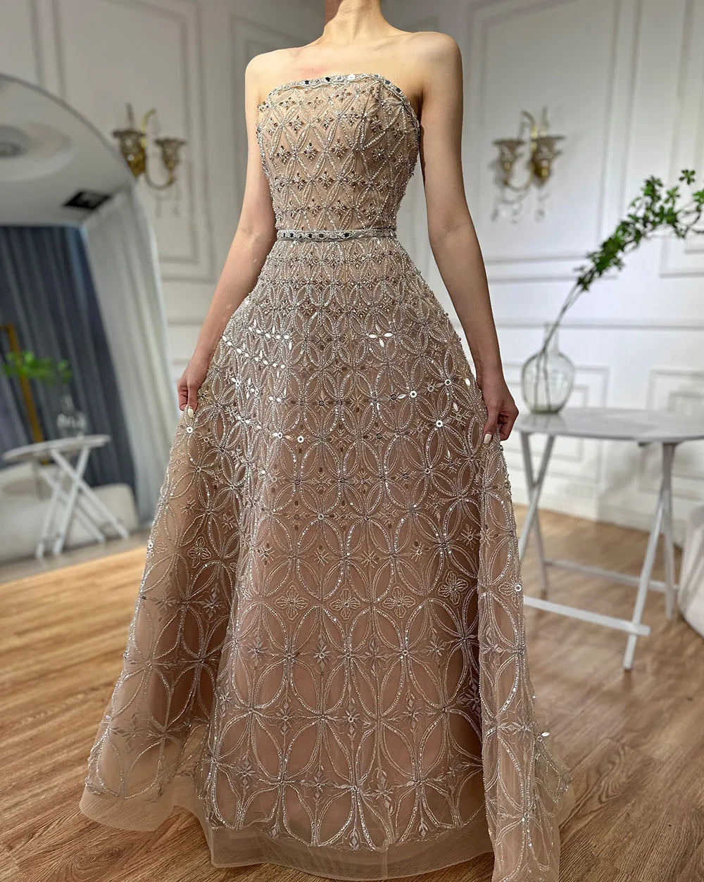 Vestido de noche largo, elegante, sin tirantes, con cuentas, corte en A, color gris árabe, modelo LA72755 (2025) 