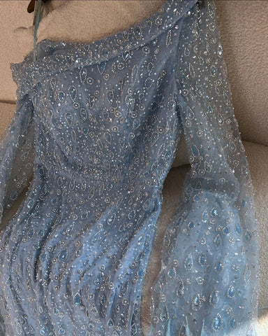 Vestido de noche de lujo con plumas, un solo hombro y mangas tipo capa LA72763 