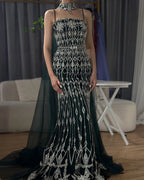 Vestido de noche de sirena con tirantes finos y cuentas color nude, con capa larga para ocasiones formales LA72711 
