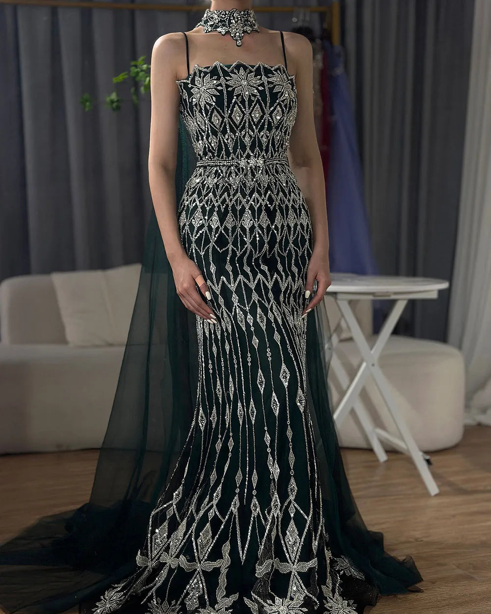 Vestido de noche de sirena con tirantes finos y cuentas color nude, con capa larga para ocasiones formales LA72711 