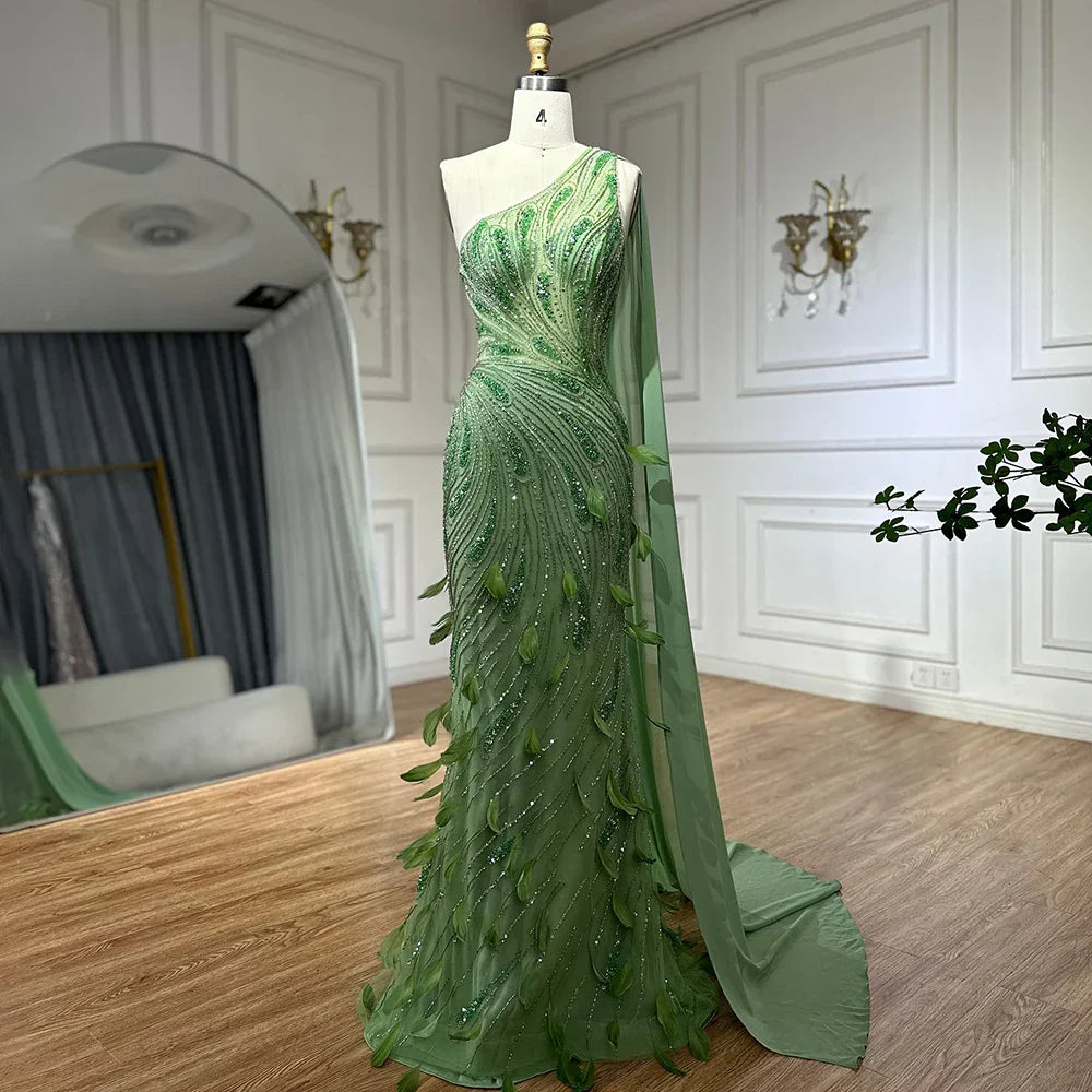 Vestido de noche de lujo árabe verde de un solo hombro con plumas y cuentas, con capa lateral tipo chal para fiesta de mujer LA72698 