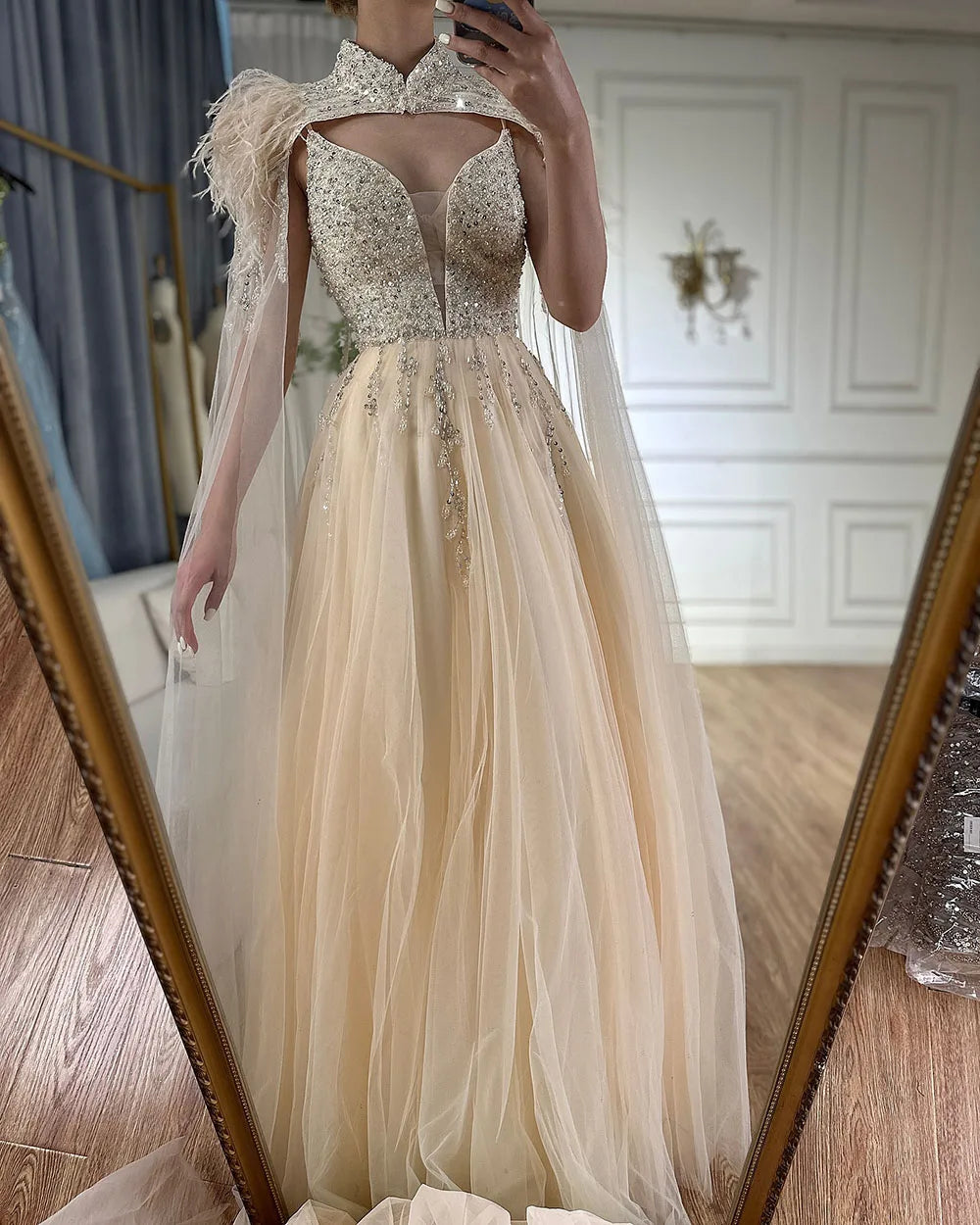 Vestido de noche saudí de lujo, corte A, con plumas, capa larga y cuentas, estilo árabe, color beige, ideal para ocasiones formales (2025) LA72722 
