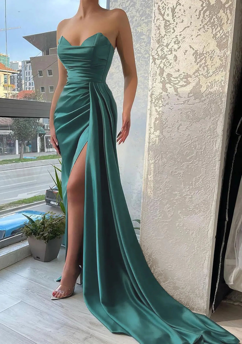 Vestido de fiesta de satén verde árabe estilo sirena, sin tirantes, con escote corazón y abertura plisada, modelo LA72686 (2025) 