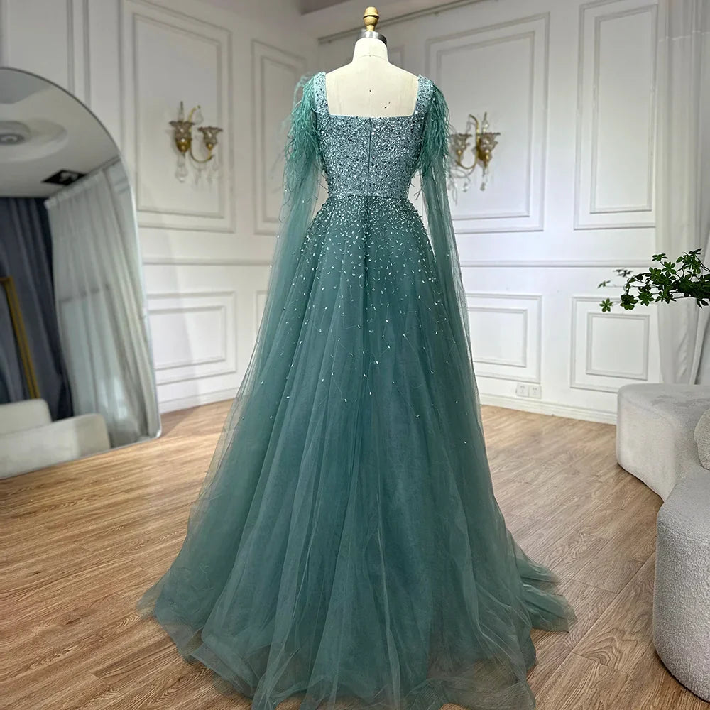 Vestido de noche de lujo saudí, corte A, estilo árabe, con plumas, mangas tipo capa y cuentas. Ideal para ocasiones formales. Modelo LA71782A (2025). 