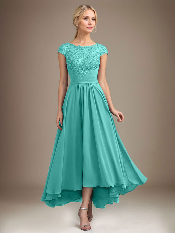 Vestido de novia de corte asimétrico, corte en A, escote ilusión, encaje y gasa con pliegues. 