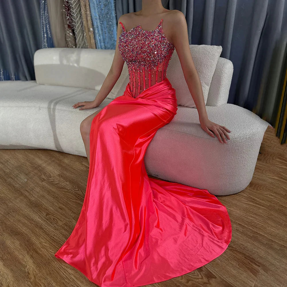 Vestido de noche de lujo estilo sirena, corte sirena, con abertura lateral, escote palabra de honor y cuentas, color fucsia árabe, modelo LA72671 (2025). 