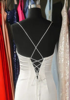 Vestido de fiesta elegante de satén plisado con tirantes finos y abertura, color rojo árabe, modelo LA72675 