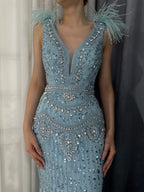 Vestido largo de noche estilo sirena con abertura lateral, elegante, azul árabe, con cuentas y plumas, ideal para ocasiones formales (LA72742) 