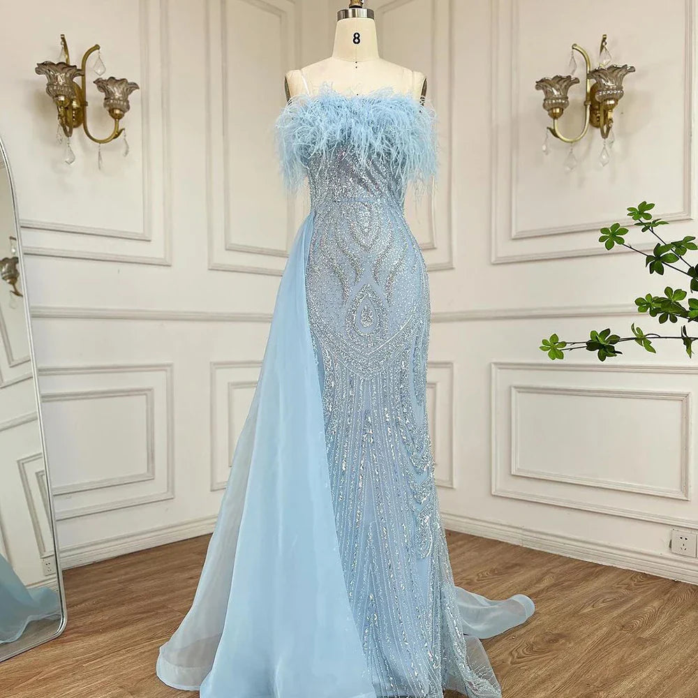 Vestido de noche de sirena sin tirantes azul árabe 2025 con sobrefalda de plumas y cuentas para fiesta de mujer LA72658 