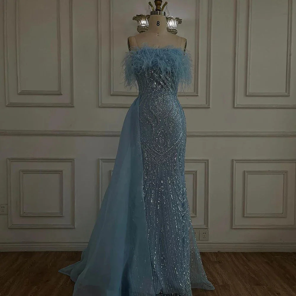 Vestido de noche de sirena sin tirantes azul árabe 2025 con sobrefalda de plumas y cuentas para fiesta de mujer LA72658 