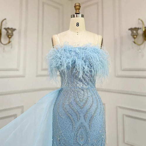 Vestido de noche de sirena sin tirantes azul árabe 2025 con sobrefalda de plumas y cuentas para fiesta de mujer LA72658 