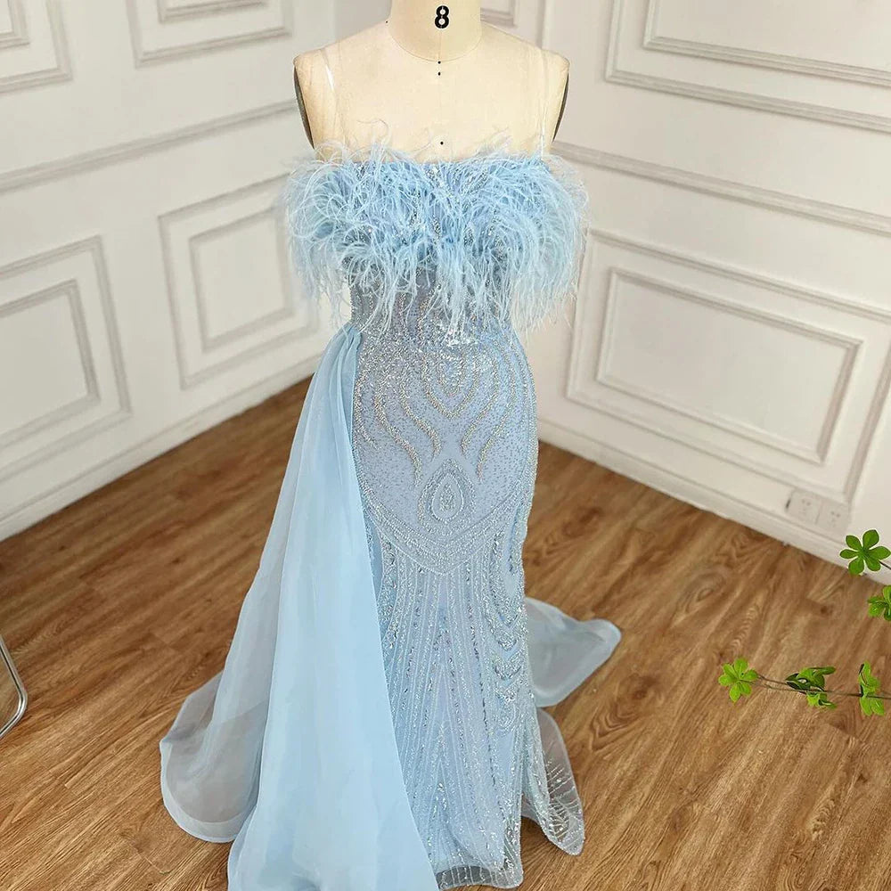 Vestido de noche de sirena sin tirantes azul árabe 2025 con sobrefalda de plumas y cuentas para fiesta de mujer LA72658 