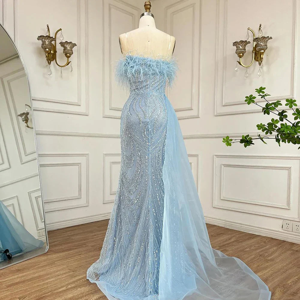 Vestido de noche de sirena sin tirantes azul árabe 2025 con sobrefalda de plumas y cuentas para fiesta de mujer LA72658 