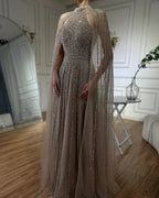 Vestido de noche de lujo saudí LA72306B, corte en A, manga capa, con cuentas, color caramelo árabe, modelo 2025. Ideal para ocasiones formales. 