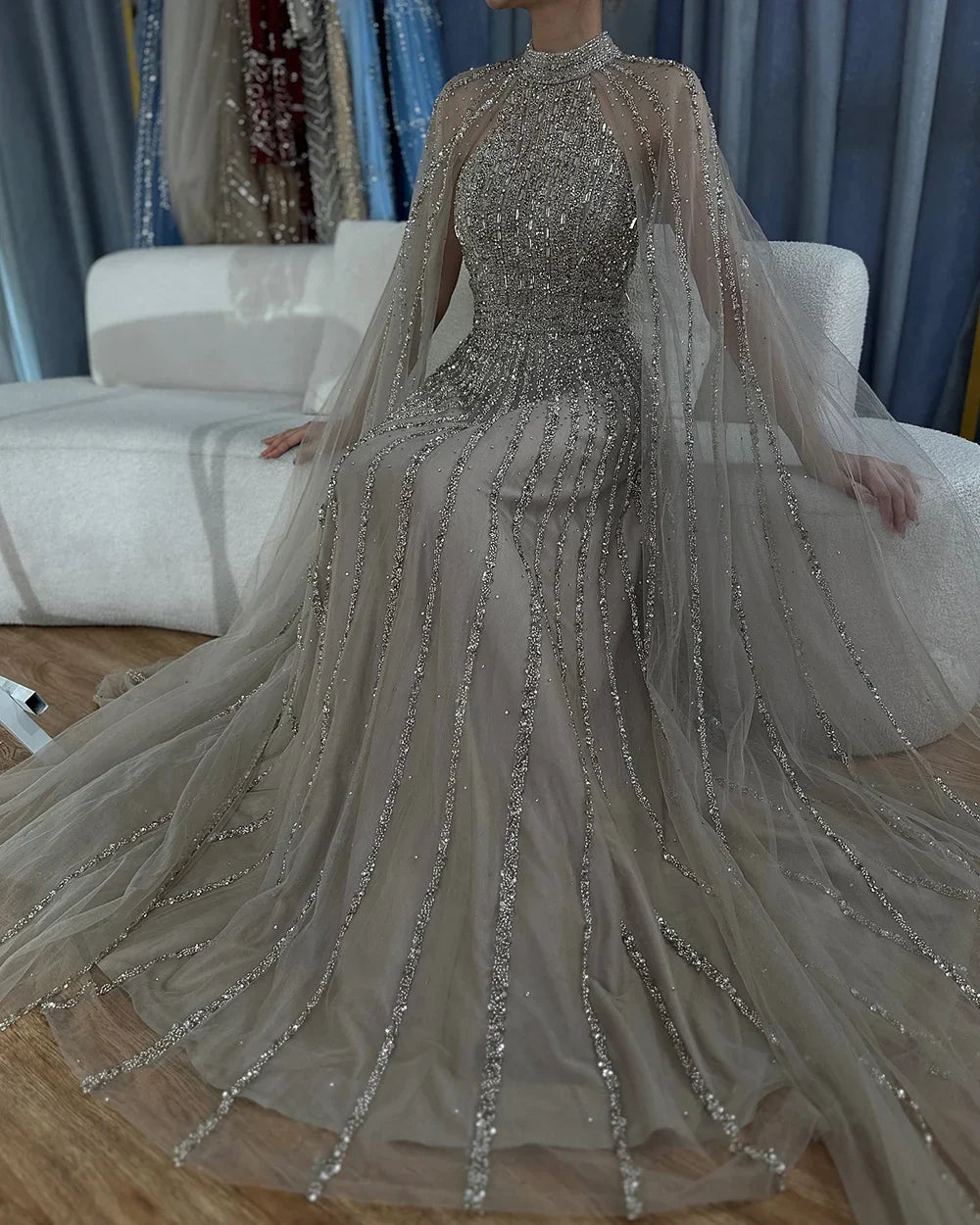 Vestido de noche de lujo saudí LA72306B, corte en A, manga capa, con cuentas, color caramelo árabe, modelo 2025. Ideal para ocasiones formales. 