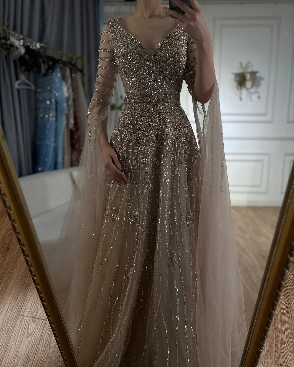 Vestidos de noche largos, elegantes, de corte A, color caramelo árabe, con cuentas y mangas tipo capa para ocasiones formales LA72750 