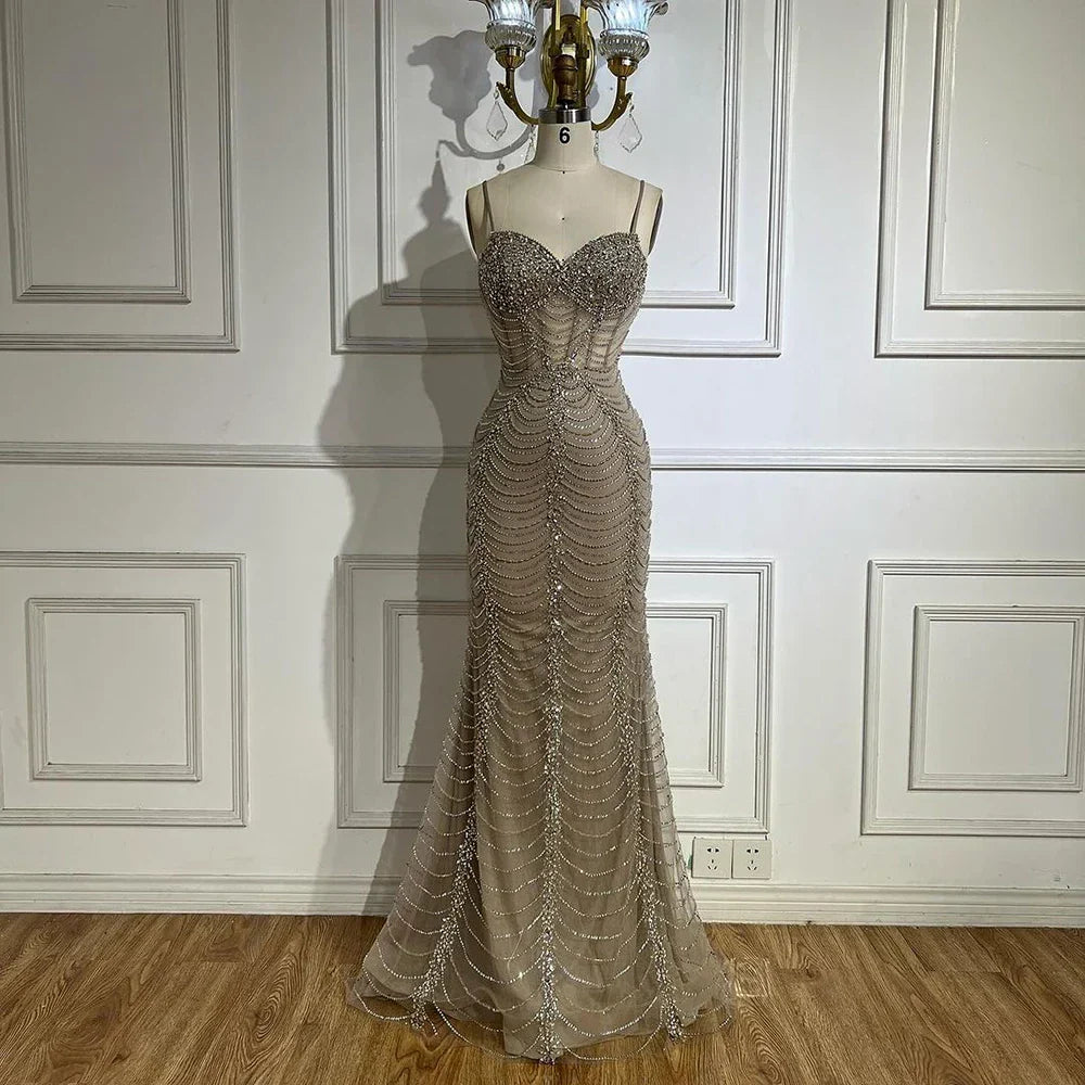 Vestido de noche de sirena con tirantes finos, encaje y cuentas, estilo árabe, color caramelo, modelo LA72645 (2025) 