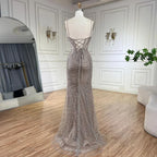 Vestido de noche de sirena con tirantes finos, encaje y cuentas, estilo árabe, color caramelo, modelo LA72645 (2025) 