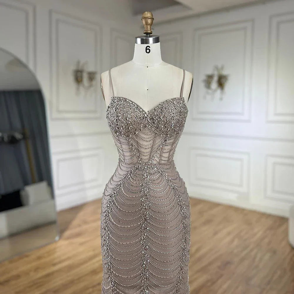 Vestido de noche de sirena con tirantes finos, encaje y cuentas, estilo árabe, color caramelo, modelo LA72645 (2025) 
