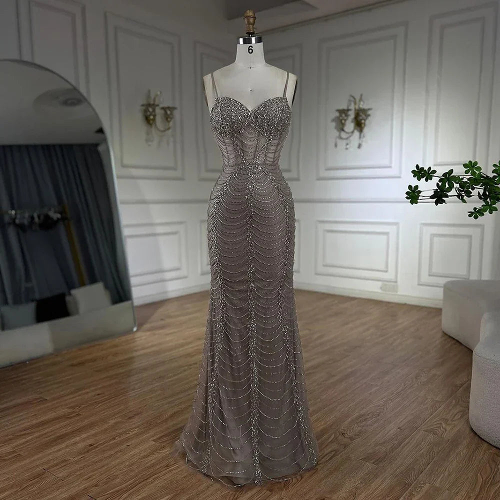 Vestido de noche de sirena con tirantes finos, encaje y cuentas, estilo árabe, color caramelo, modelo LA72645 (2025) 
