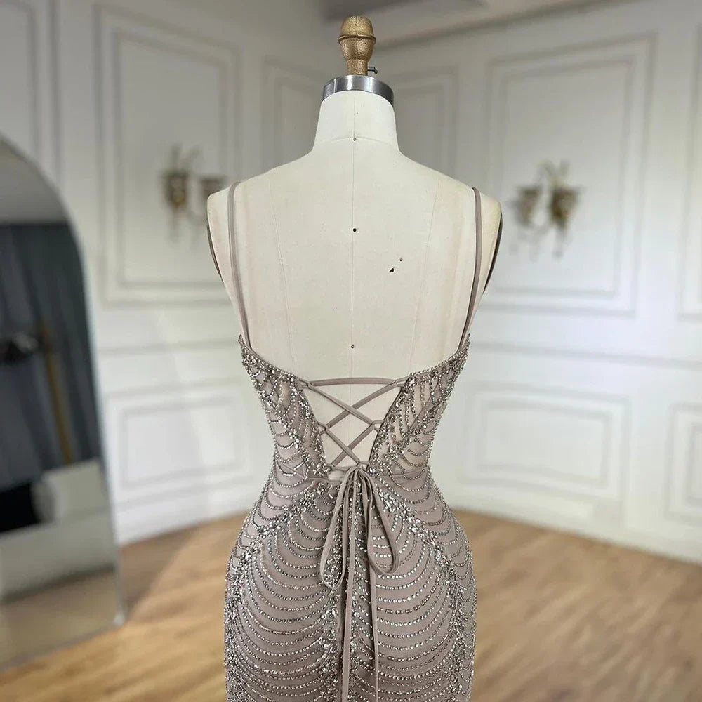 Vestido de noche de sirena con tirantes finos, encaje y cuentas, estilo árabe, color caramelo, modelo LA72645 (2025) 