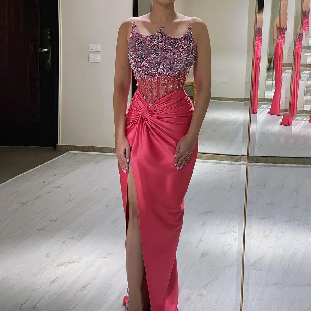 Vestido de noche de lujo estilo sirena, corte sirena, con abertura lateral, escote palabra de honor y cuentas, color fucsia árabe, modelo LA72671 (2025). 