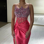 Vestido de noche de lujo estilo sirena, corte sirena, con abertura lateral, escote palabra de honor y cuentas, color fucsia árabe, modelo LA72671 (2025). 