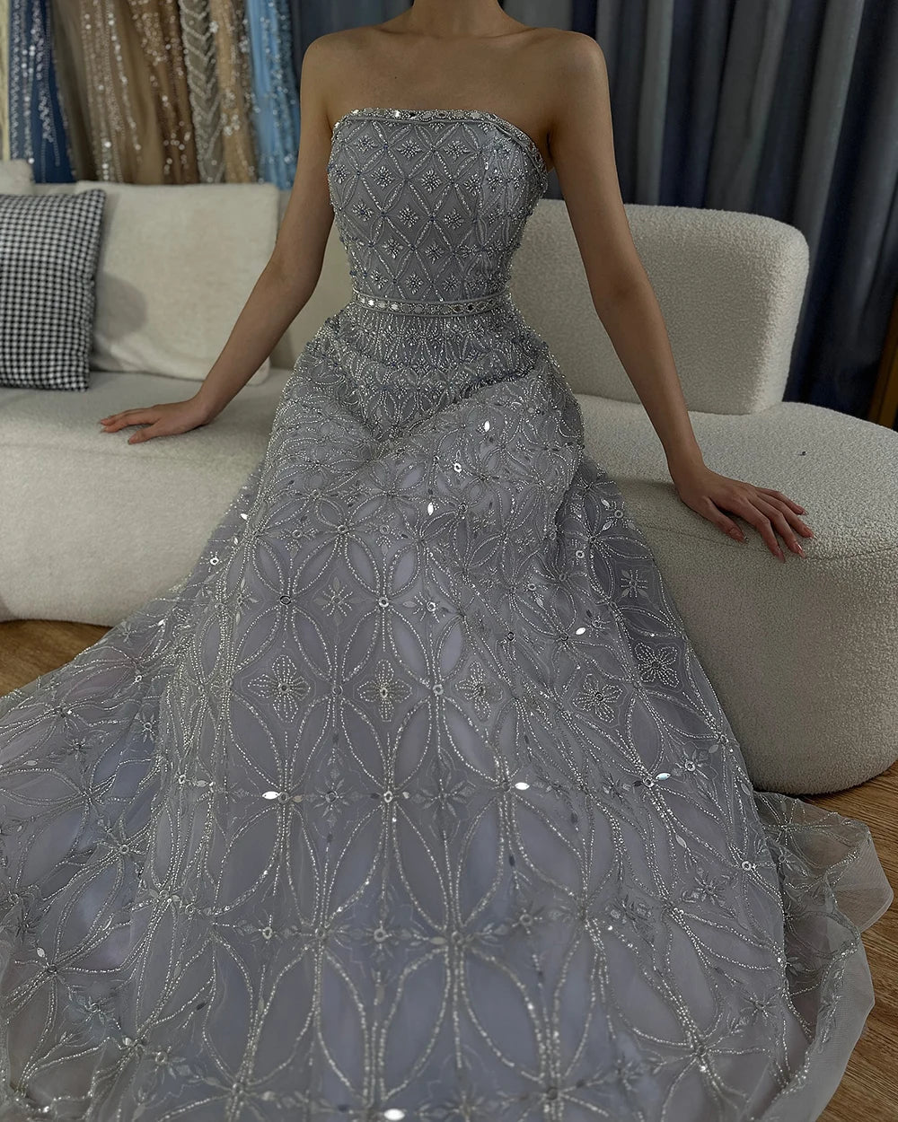 Vestido de noche largo, elegante, sin tirantes, con cuentas, corte en A, color gris árabe, modelo LA72755 (2025) 