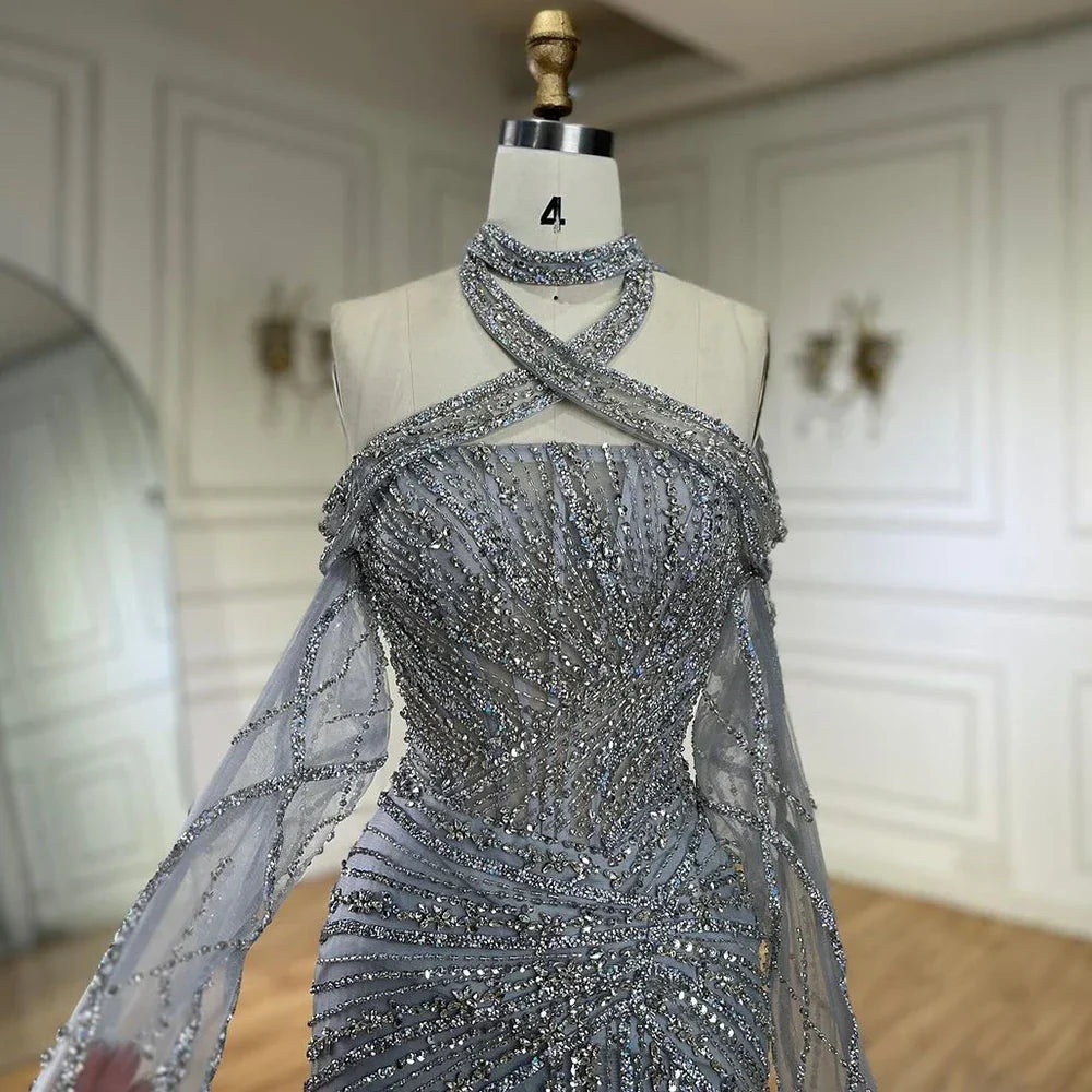 Vestido de noche de lujo estilo sirena con escote halter decorativo en color gris árabe, modelo LA72651, ideal para fiestas femeninas. 