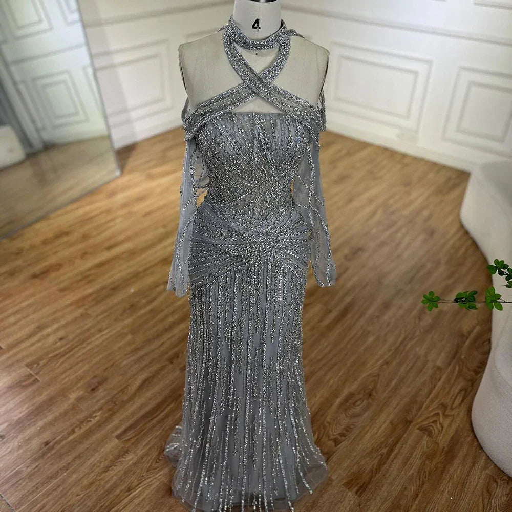 Vestido de noche de lujo estilo sirena con escote halter decorativo en color gris árabe, modelo LA72651, ideal para fiestas femeninas. 