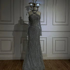 Vestido de noche de lujo estilo sirena con escote halter decorativo en color gris árabe, modelo LA72651, ideal para fiestas femeninas. 