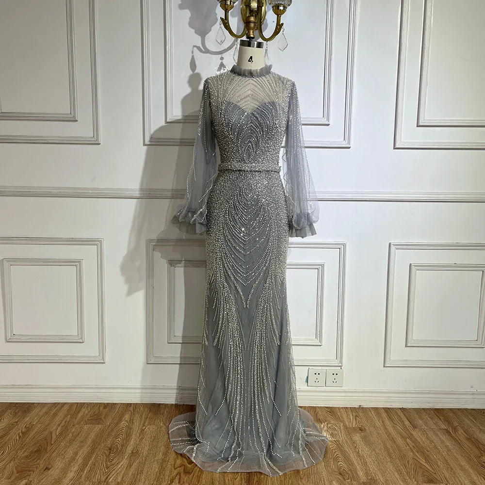 Vestido de noche sirena de cuello alto color gris árabe, manga larga y bordado con cuentas, modelo LA71690A (2025). 