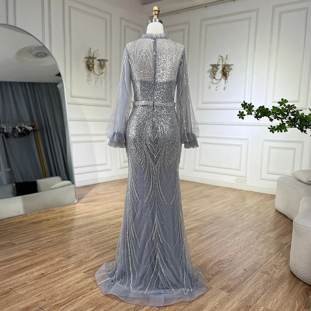 Vestido de noche sirena de cuello alto color gris árabe, manga larga y bordado con cuentas, modelo LA71690A (2025). 