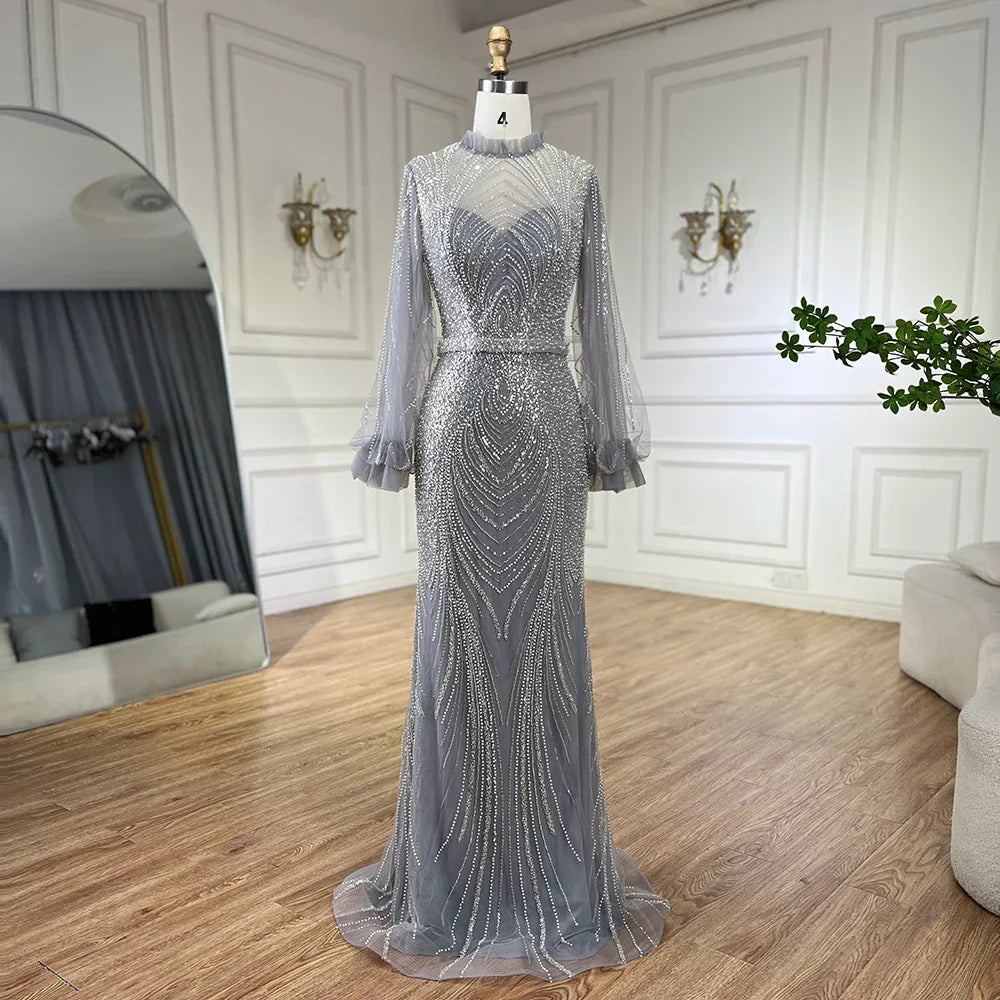 Vestido de noche sirena de cuello alto color gris árabe, manga larga y bordado con cuentas, modelo LA71690A (2025). 