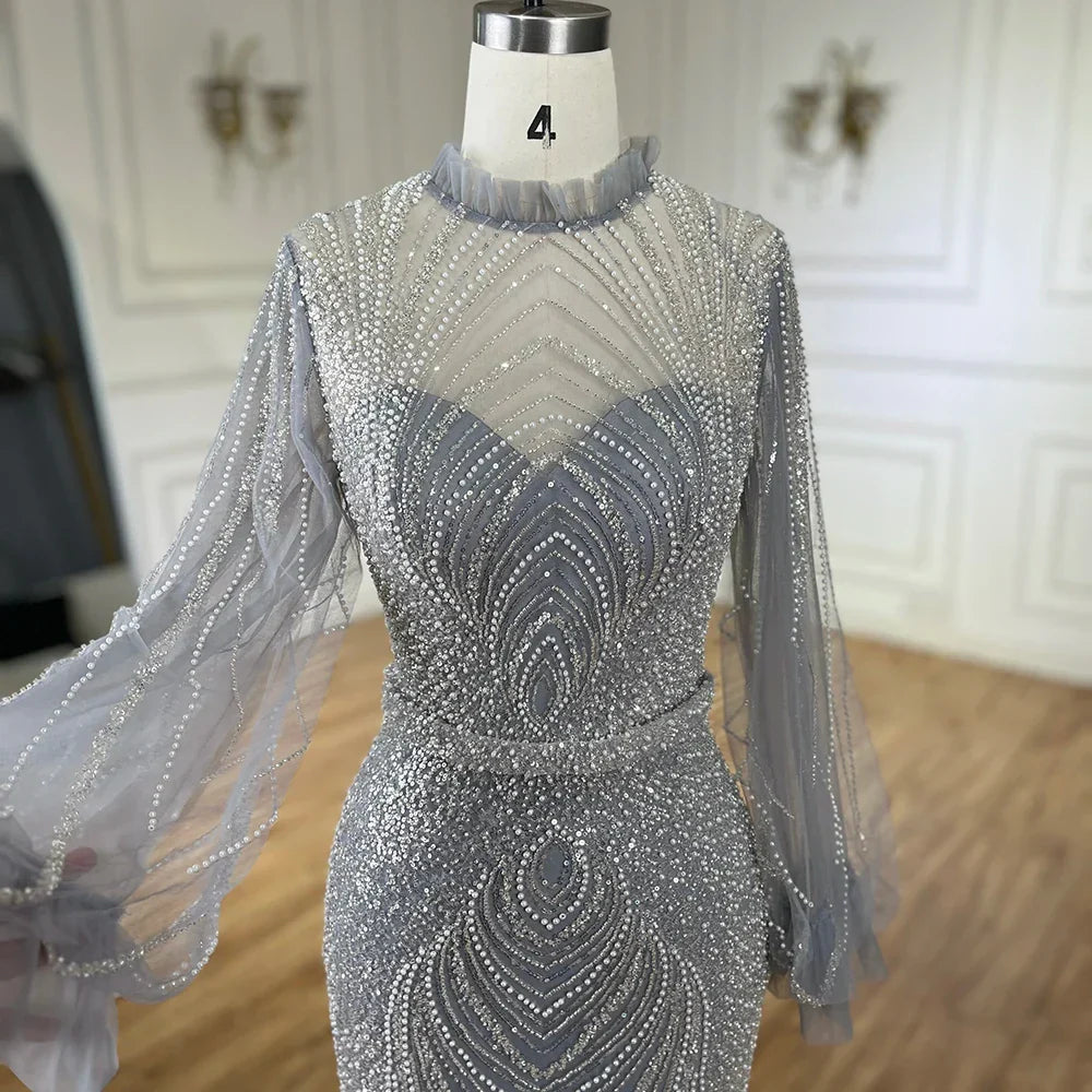 Vestido de noche sirena de cuello alto color gris árabe, manga larga y bordado con cuentas, modelo LA71690A (2025). 