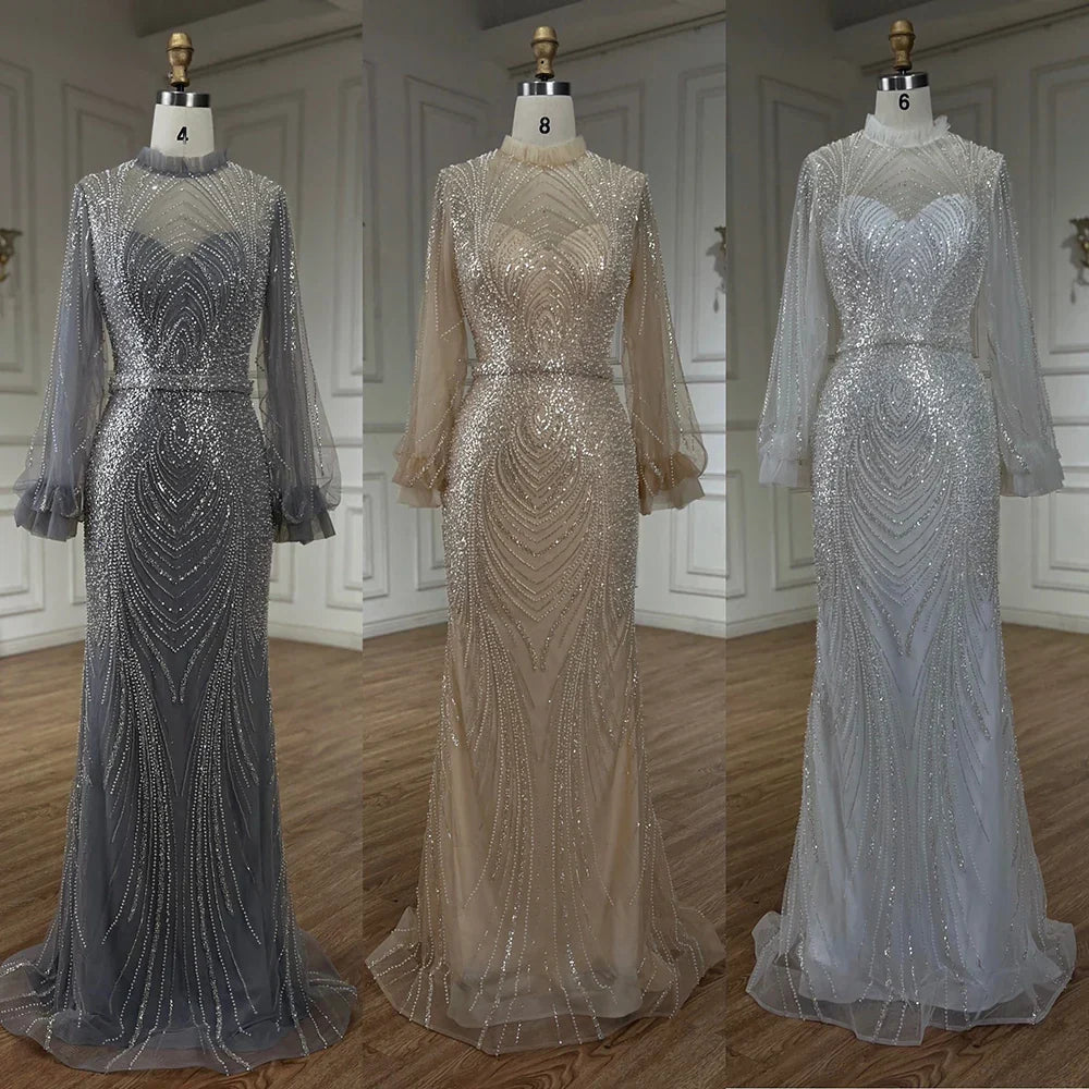 Vestido de noche sirena de cuello alto color gris árabe, manga larga y bordado con cuentas, modelo LA71690A (2025). 