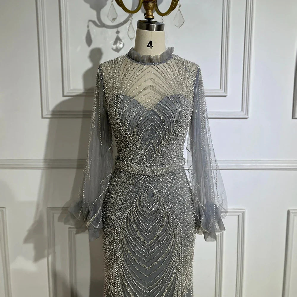 Vestido de noche sirena de cuello alto color gris árabe, manga larga y bordado con cuentas, modelo LA71690A (2025). 