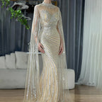Vestido largo de noche estilo sirena color nude, con mangas capa, encaje y cuentas, ideal para ocasiones formales (LA71885B) 