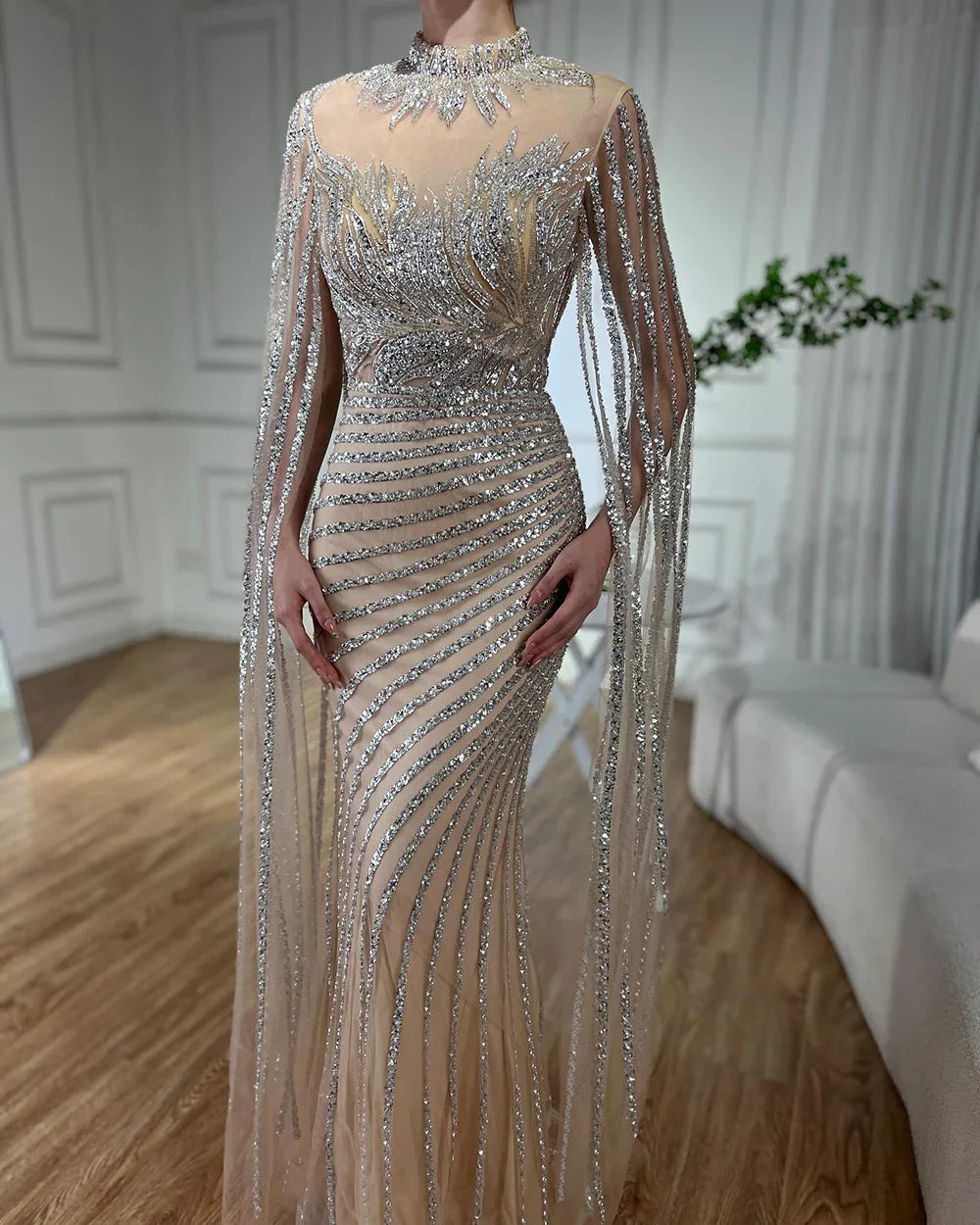 Vestido largo de noche estilo sirena color nude, con mangas capa, encaje y cuentas, ideal para ocasiones formales (LA71885B) 