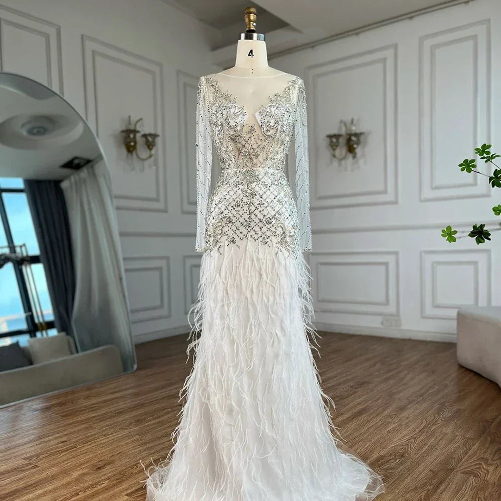 Vestido de noche de lujo estilo sirena blanco árabe de Dubái 2025 con plumas y cuentas para fiesta de mujer LA72646 