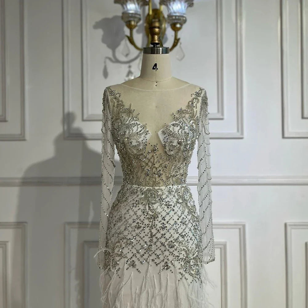 Vestido de noche de lujo estilo sirena blanco árabe de Dubái 2025 con plumas y cuentas para fiesta de mujer LA72646 