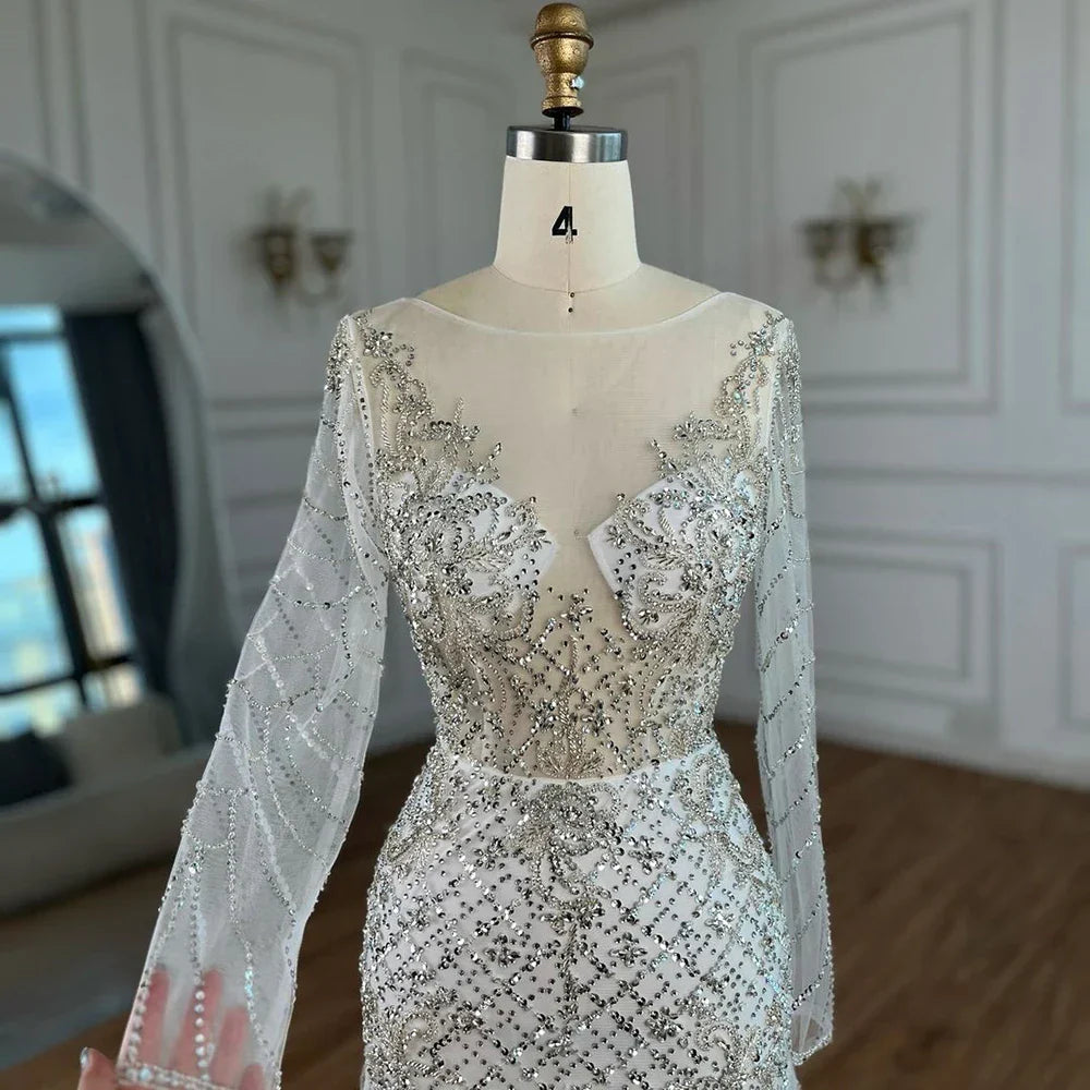 Vestido de noche de lujo estilo sirena blanco árabe de Dubái 2025 con plumas y cuentas para fiesta de mujer LA72646 