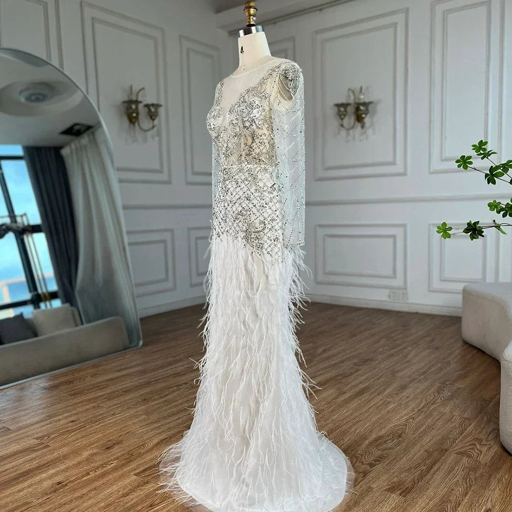 Vestido de noche de lujo estilo sirena blanco árabe de Dubái 2025 con plumas y cuentas para fiesta de mujer LA72646 