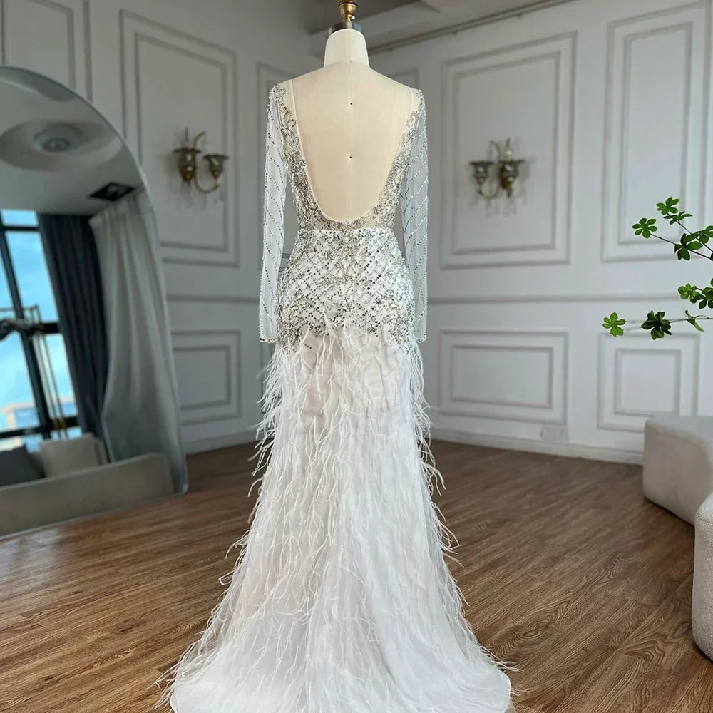 Vestido de noche de lujo estilo sirena blanco árabe de Dubái 2025 con plumas y cuentas para fiesta de mujer LA72646 