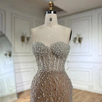 Vestido de noche de lujo estilo sirena, color blanco nude, con perlas y abertura alta, estilo árabe, modelo LA72544 (2025). 