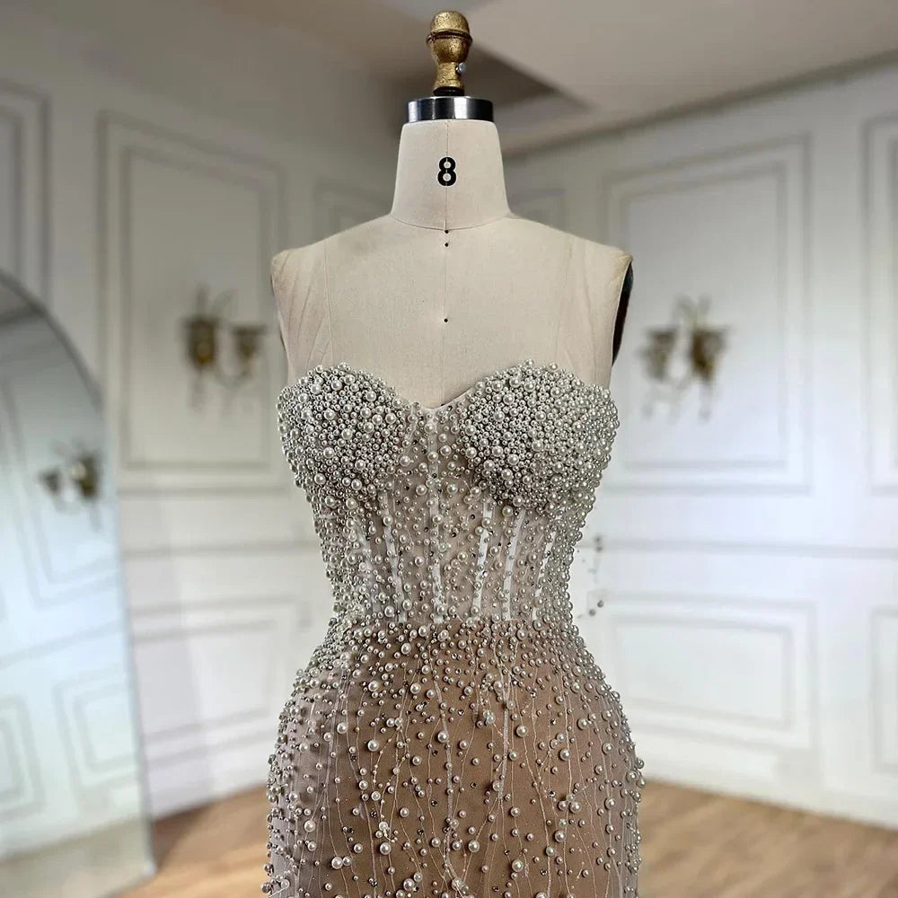 Vestido de noche de lujo estilo sirena, color blanco nude, con perlas y abertura alta, estilo árabe, modelo LA72544 (2025). 