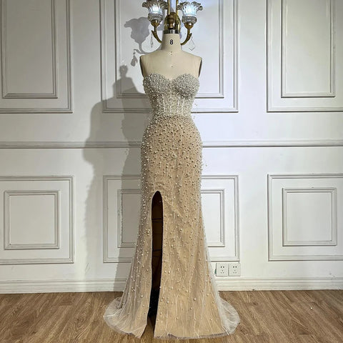 Vestido de noche de lujo estilo sirena, color blanco nude, con perlas y abertura alta, estilo árabe, modelo LA72544 (2025). 