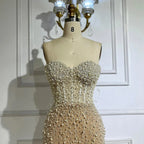Vestido de noche de lujo estilo sirena, color blanco nude, con perlas y abertura alta, estilo árabe, modelo LA72544 (2025). 