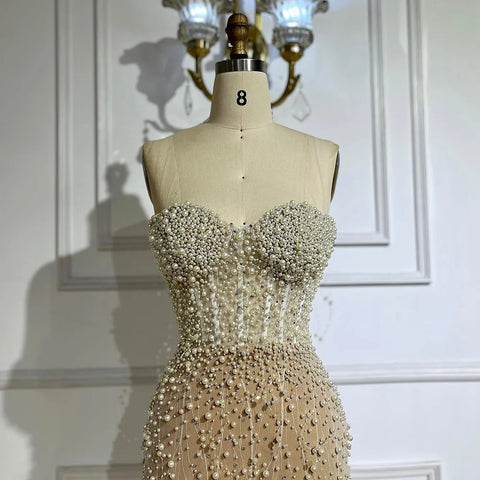 Vestido de noche de lujo estilo sirena, color blanco nude, con perlas y abertura alta, estilo árabe, modelo LA72544 (2025). 