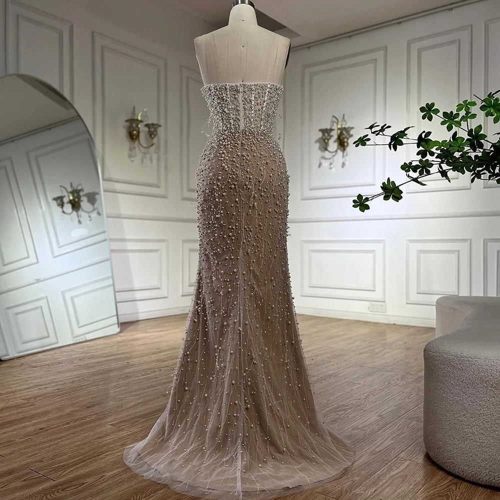 Vestido de noche de lujo estilo sirena, color blanco nude, con perlas y abertura alta, estilo árabe, modelo LA72544 (2025). 